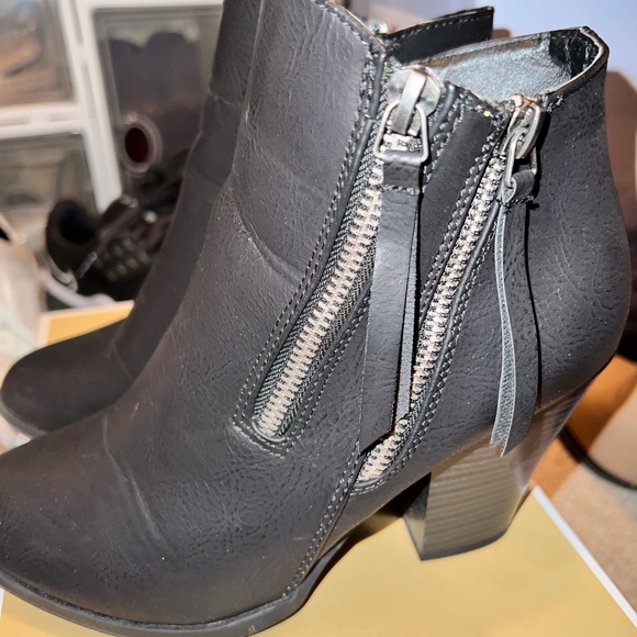 Journee Collection brand new black booties - Picture 1 of 7